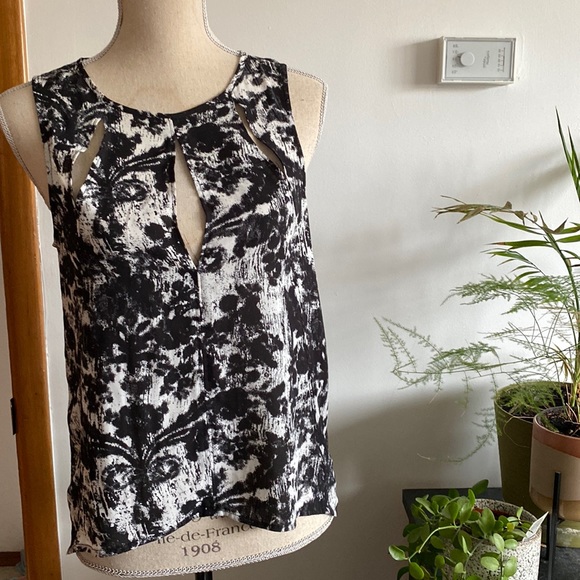 2/20 ⭕️ UO silence & noise cutout tank top / S - Picture 1 of 5